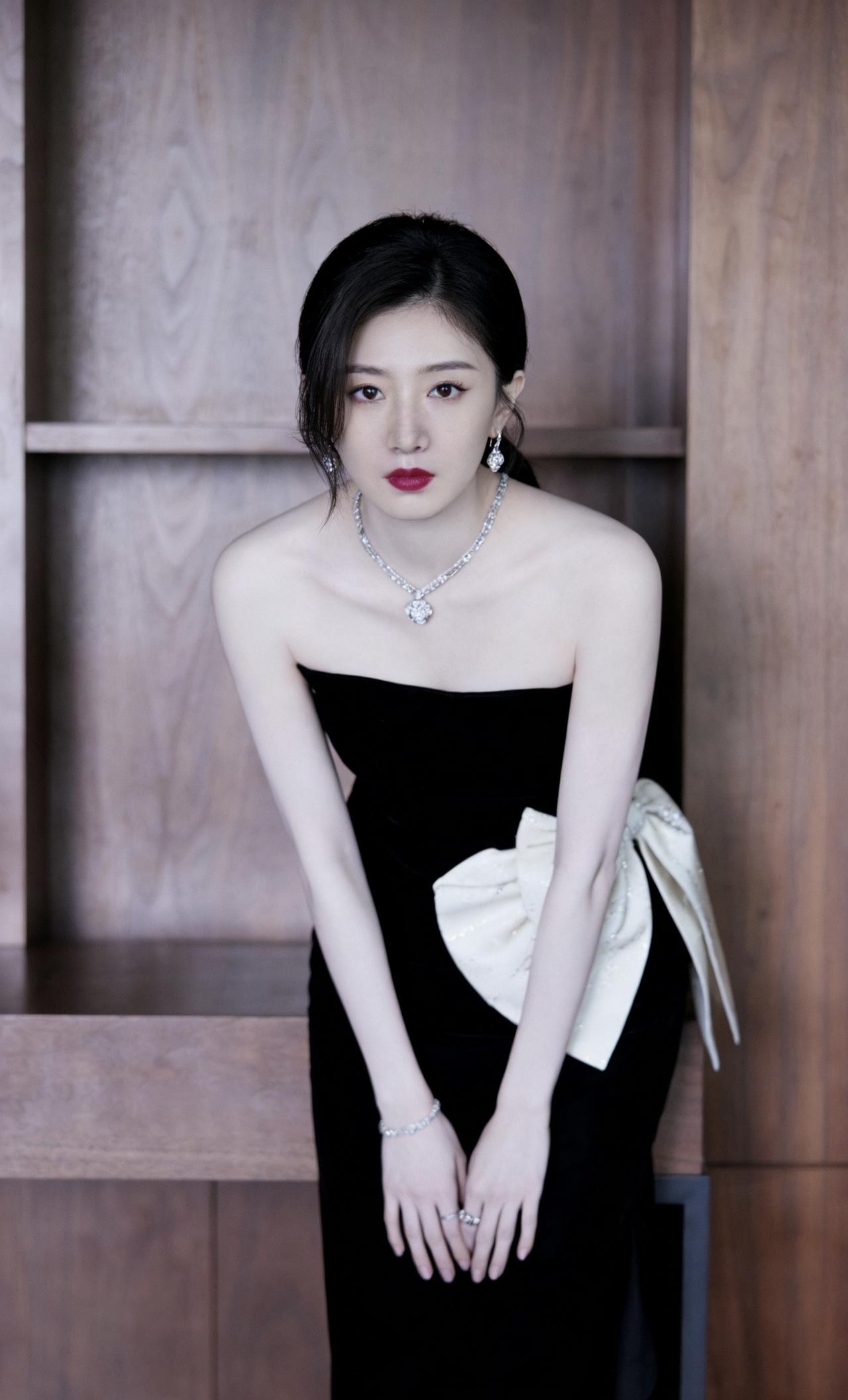 青春合集1️⃣9️⃣
镜头下的光影叙事

每帧定格都是风格宣言，模特以松弛姿态解