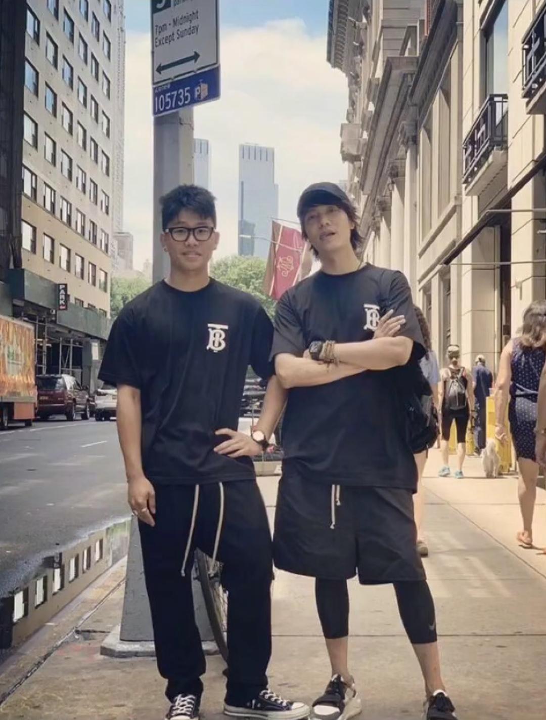 陈坤26岁那年，有了儿子陈尊佑，那时他还没红，却毅然扛起做父亲的责任。

面对外