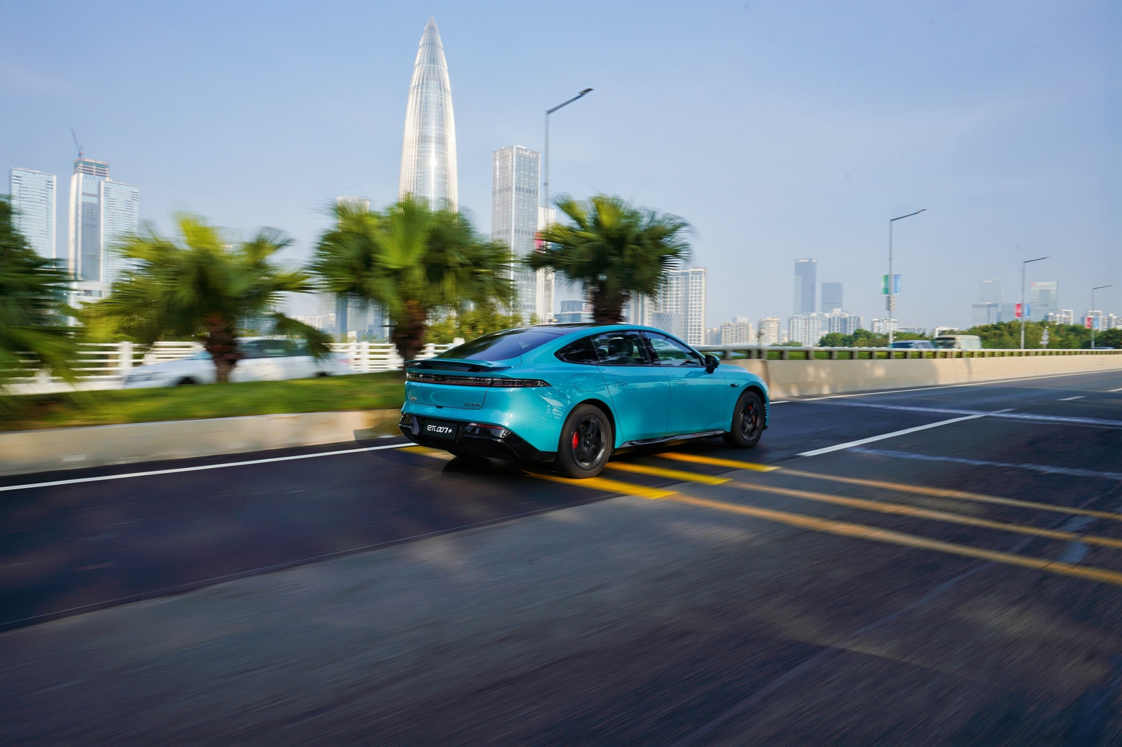 颜值实力双在线，东风奕派eπ007+来袭。全新港湾蓝配色，色调高级又出彩，高通骁