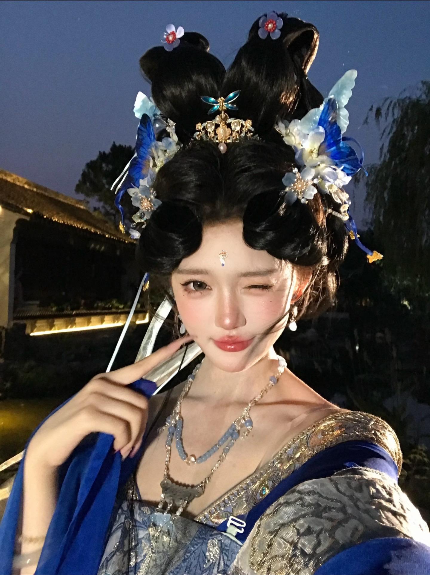 显白当然的选择蓝色了！