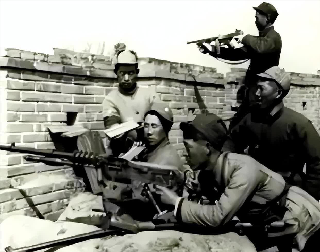 抗战时期，一名日军大佐带领日伪军800 多人进山来犯，抗打队长则架起了机枪，对着