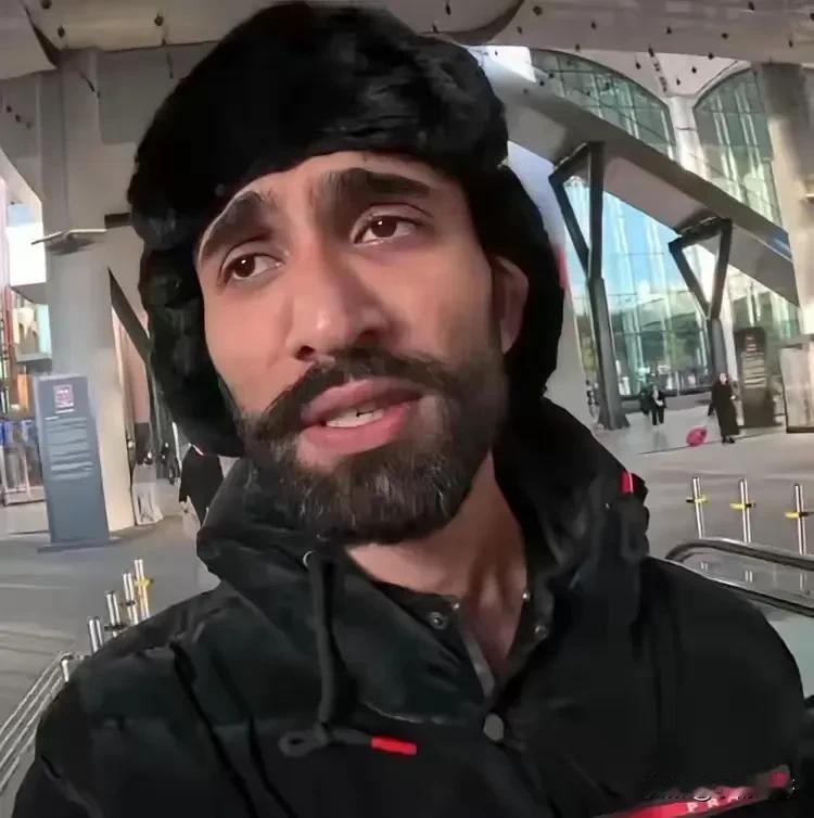 维杰这个人完全不经扒

因为一扒你就会发现他在越南忘带钱包被店主免单，在泰国手机