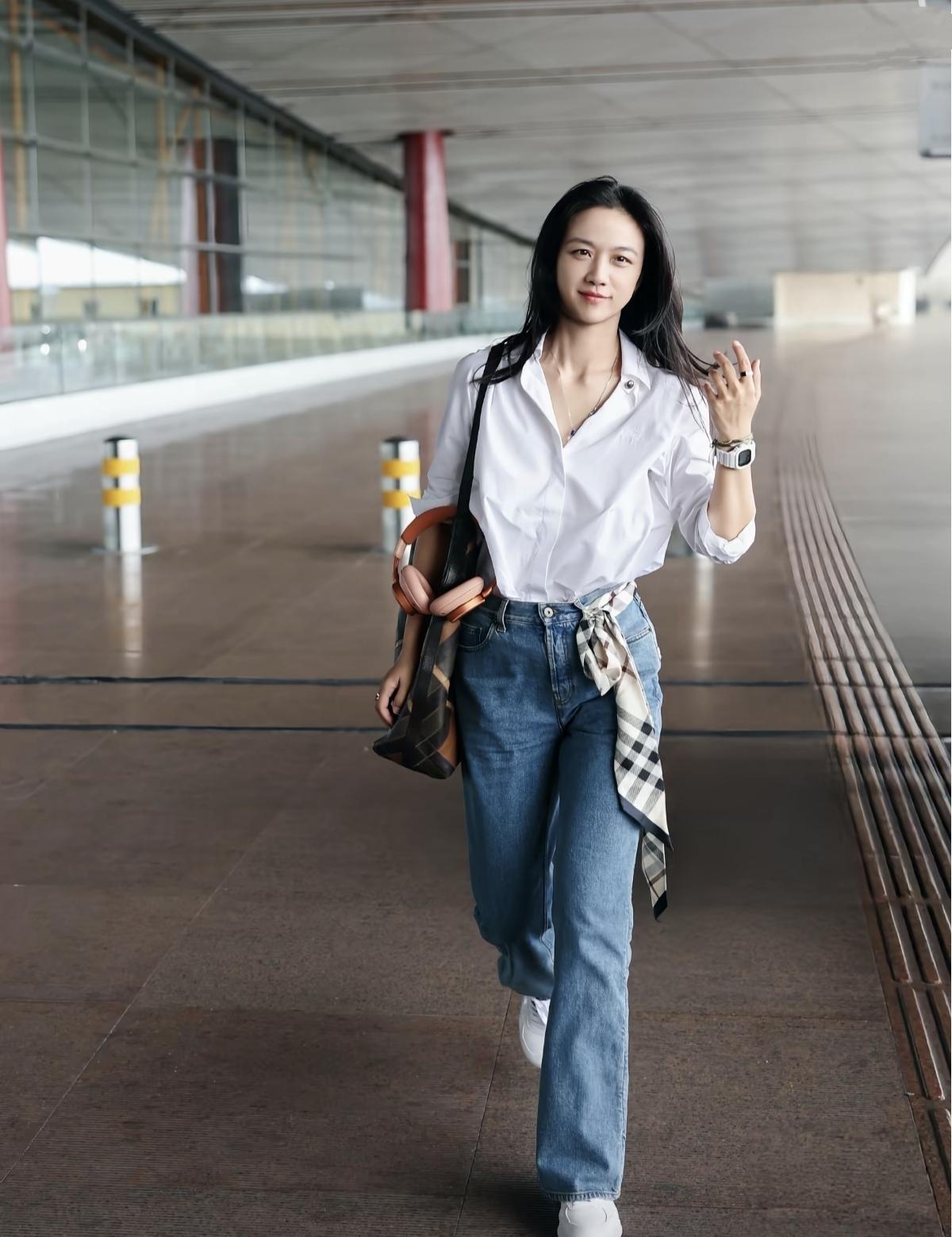 我就喜欢步履轻松的汤唯，她永远保持青春的活力，看上去就像18岁。（图片来源网络）