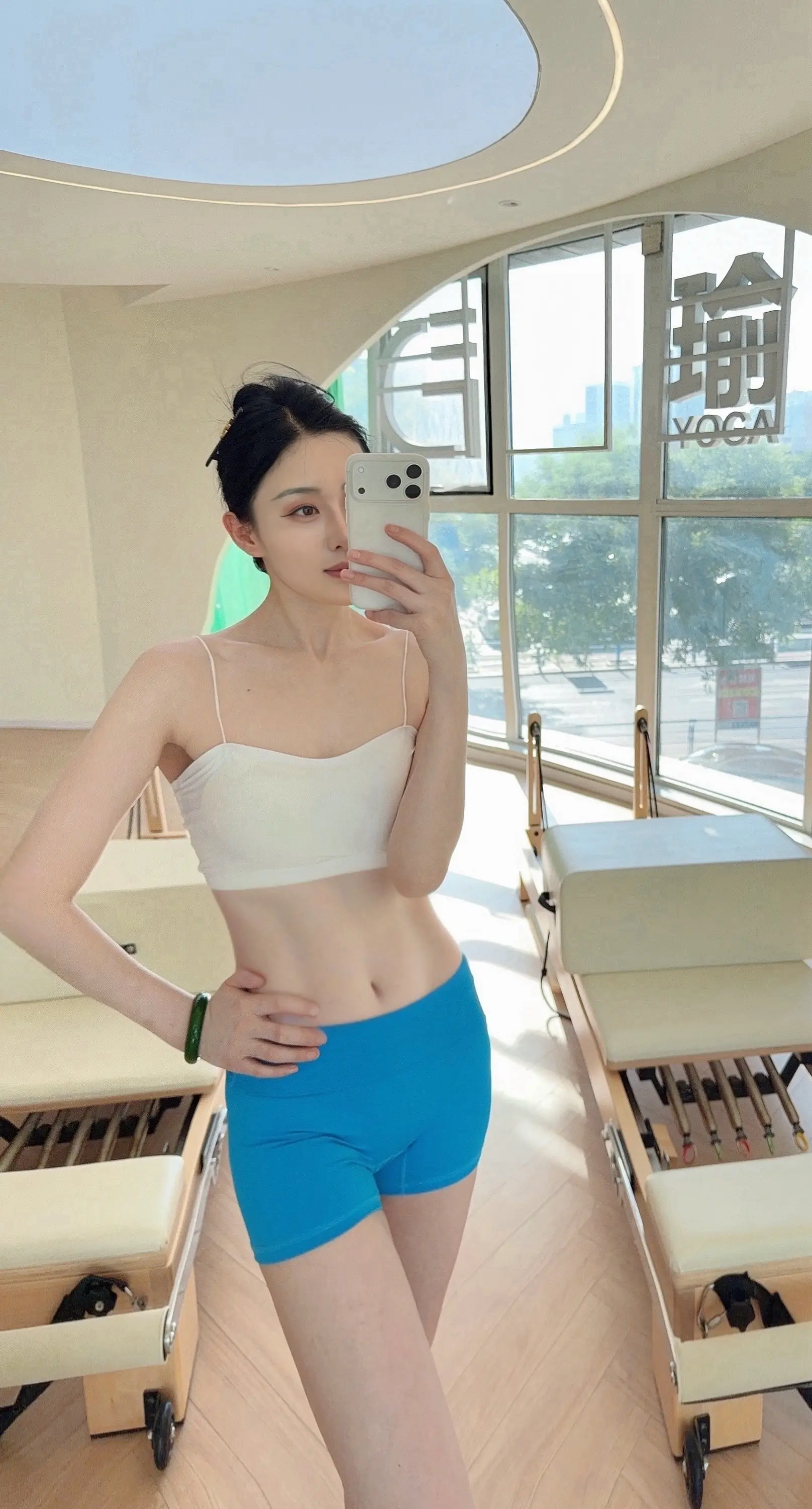 上瘾的不是瑜伽而是练习后的挺拔的身姿，轻盈的步伐，饱满的精神，与众不同的气质。