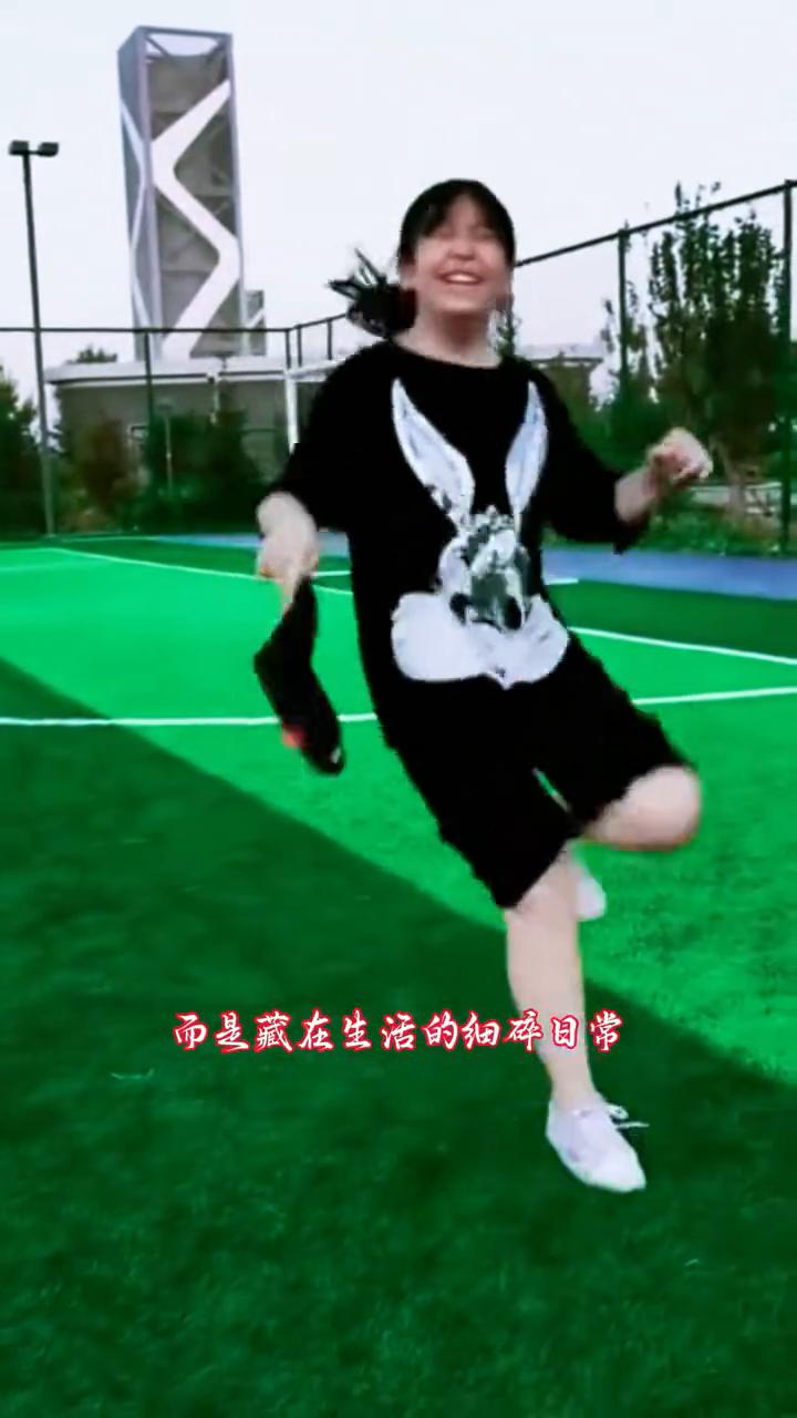 日常处处是舞台，小玥儿坚守歌唱梦。
谷戈剪辑。
谁能想到没有专业练歌房的加持，小