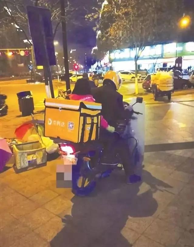 外卖小哥跑3年外卖不敢休息一天，存下29万，终于还清外债！这天他生日，给妈妈转去