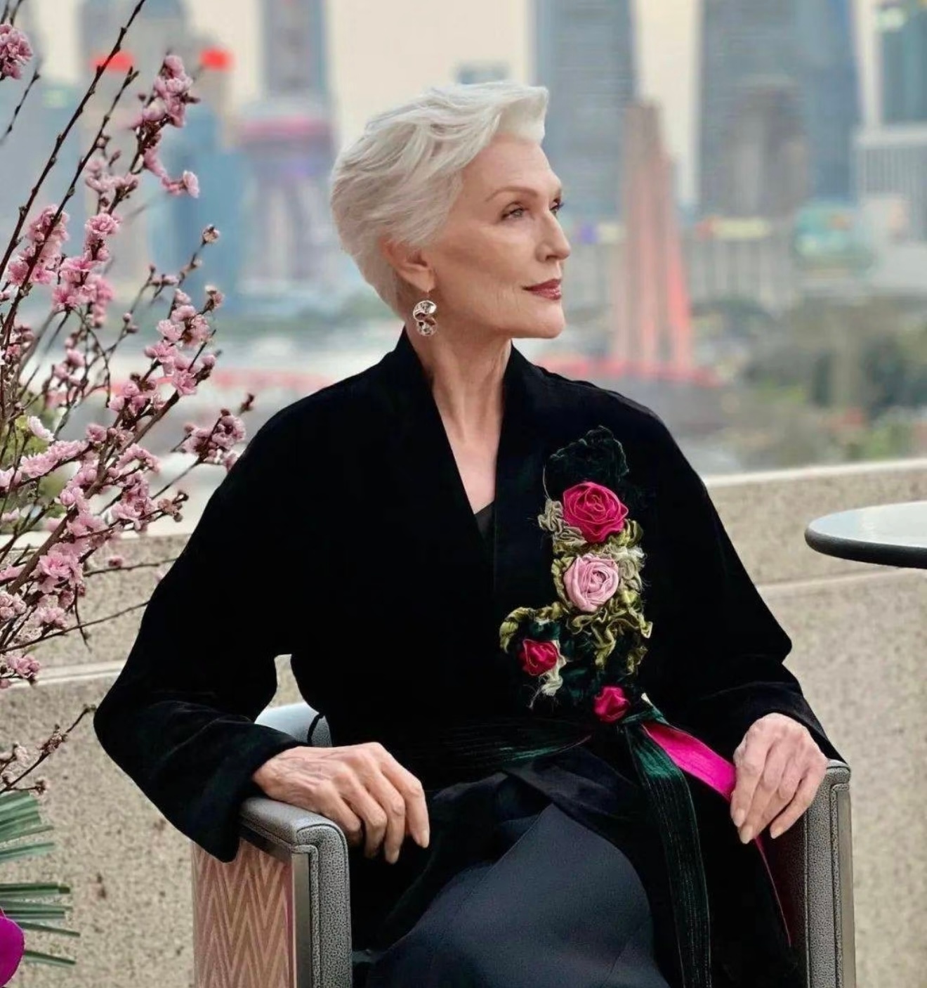 马斯克妈妈沉浸式体验中国年77岁梅耶马斯克玩转中国年仪式感77岁梅耶的中国年体验