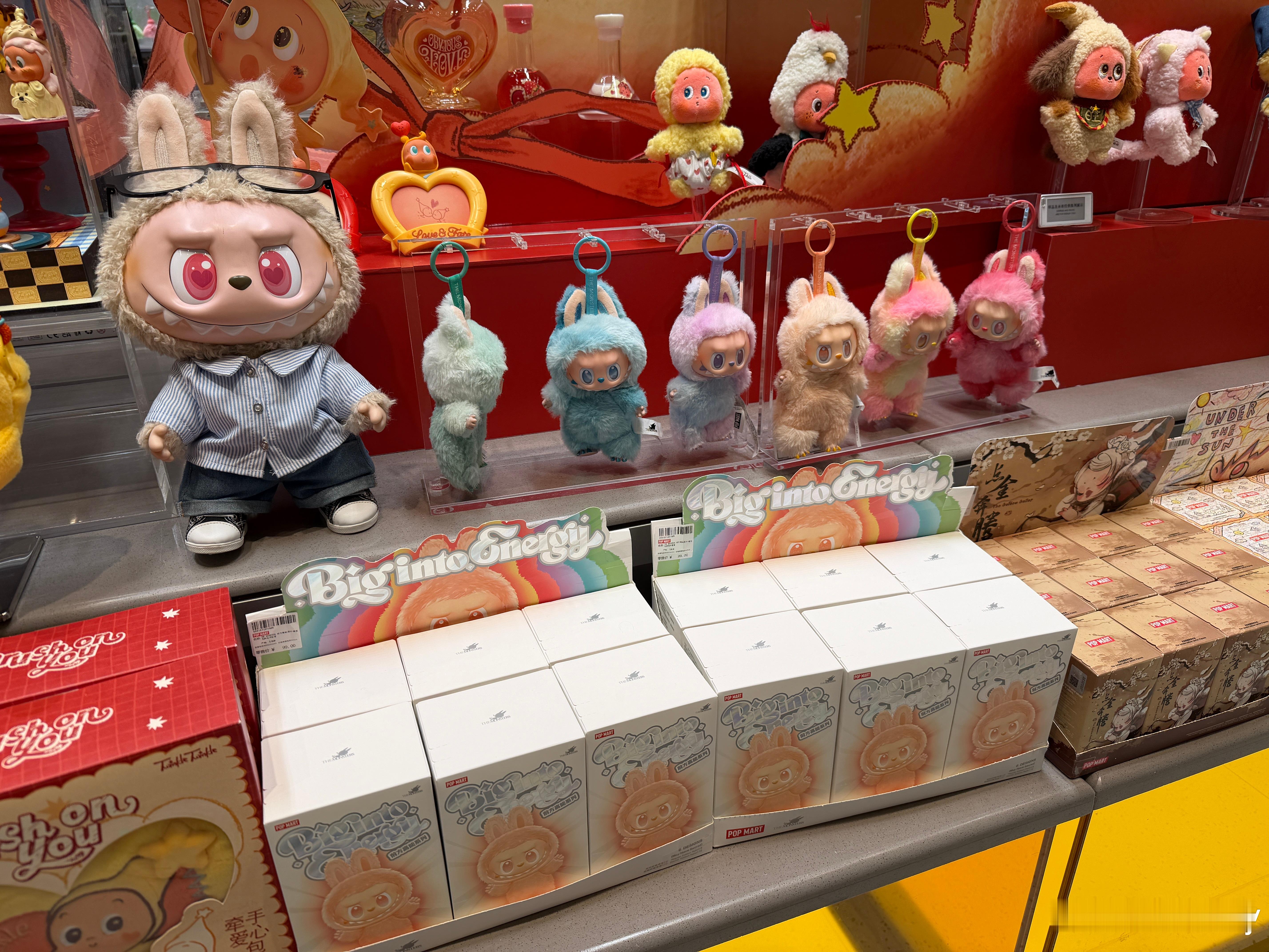 最近泡泡玛特骚操作挺多啊？先是段永平68亿“兜底买盘”，做潮玩的又进家电圈了，不