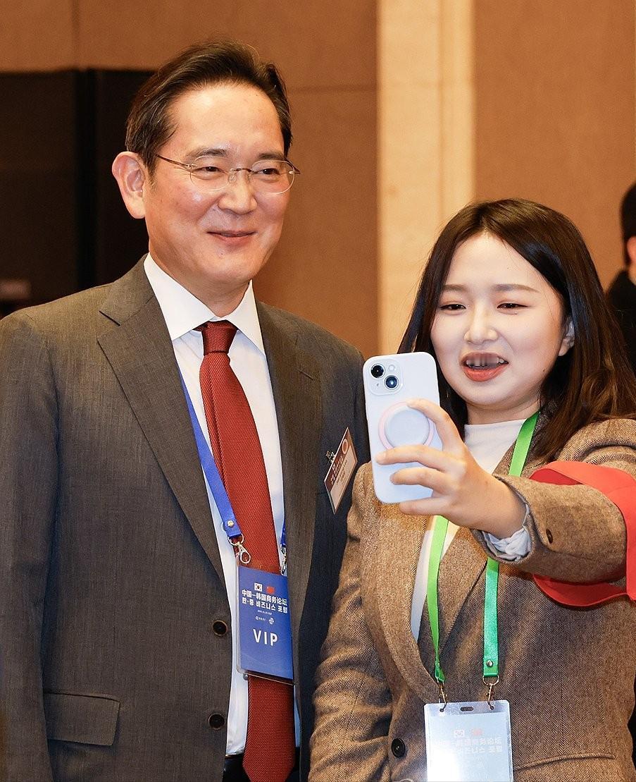 1月5日，韩国总统李在明在北京人民大会堂参加韩中商业论坛，三星集团会长李在镕也作