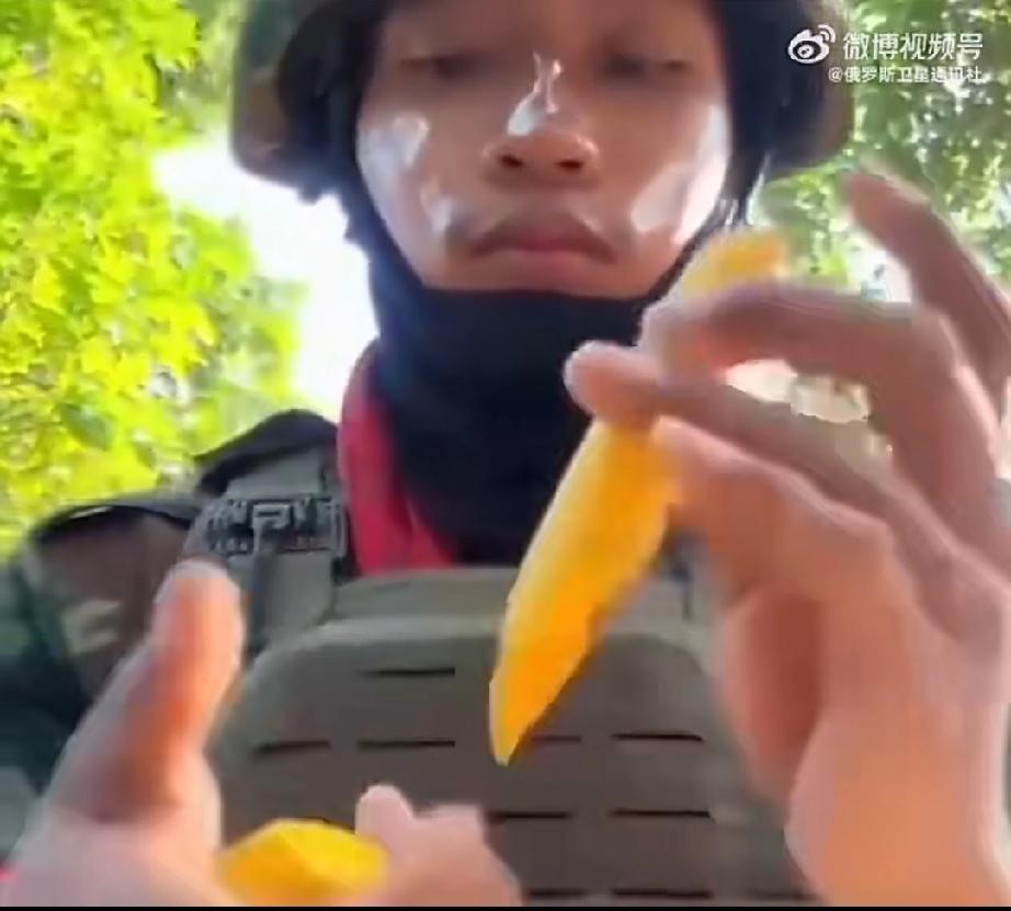 不得不说这真“泰国”！泰国士兵炮弹中竟然干起这事来了！
自12月8日泰柬边境冲突