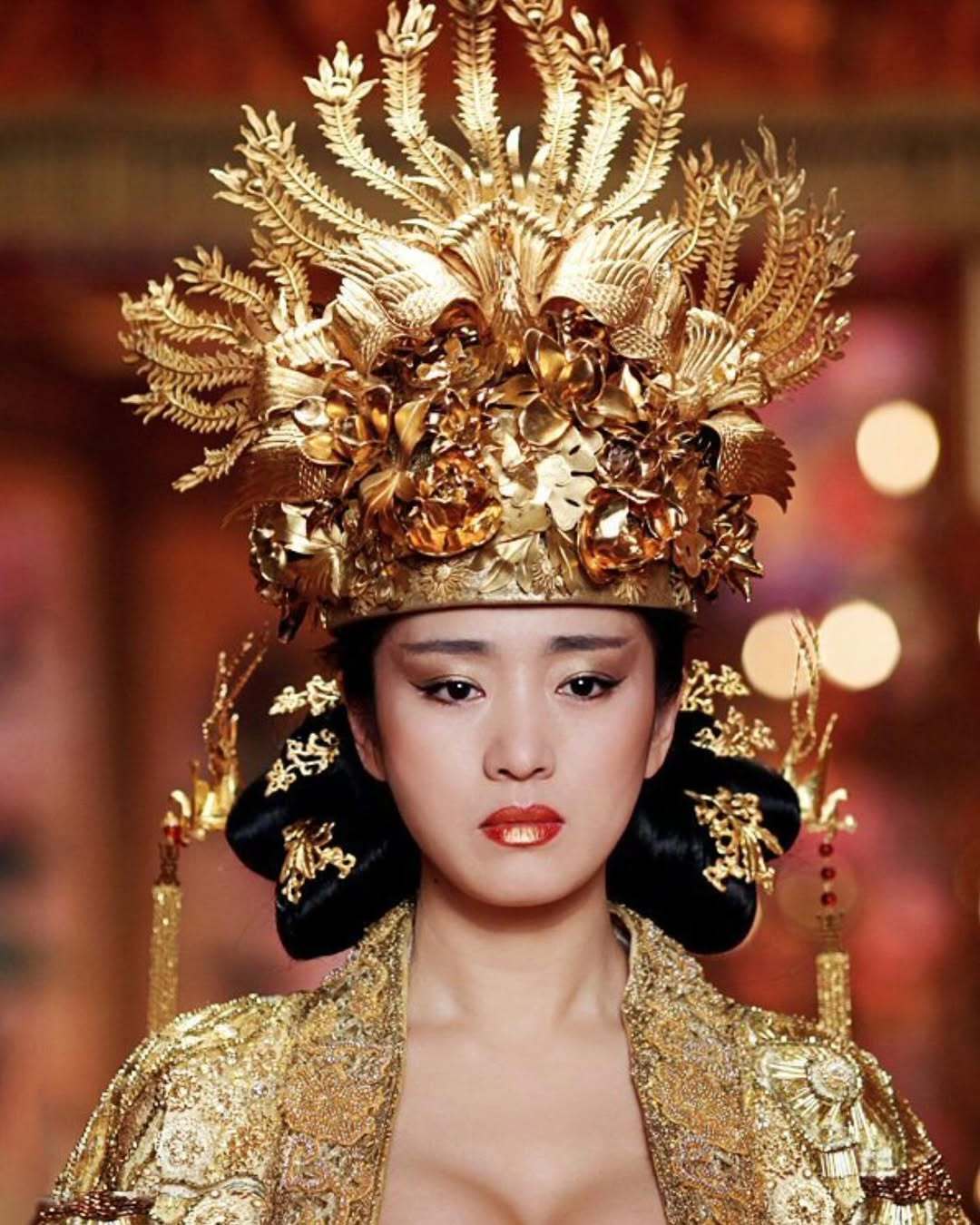 2007年巩俐凭借满城尽带黄金甲获封金像影后，两次陪跑之后终于封后，不过人没来参