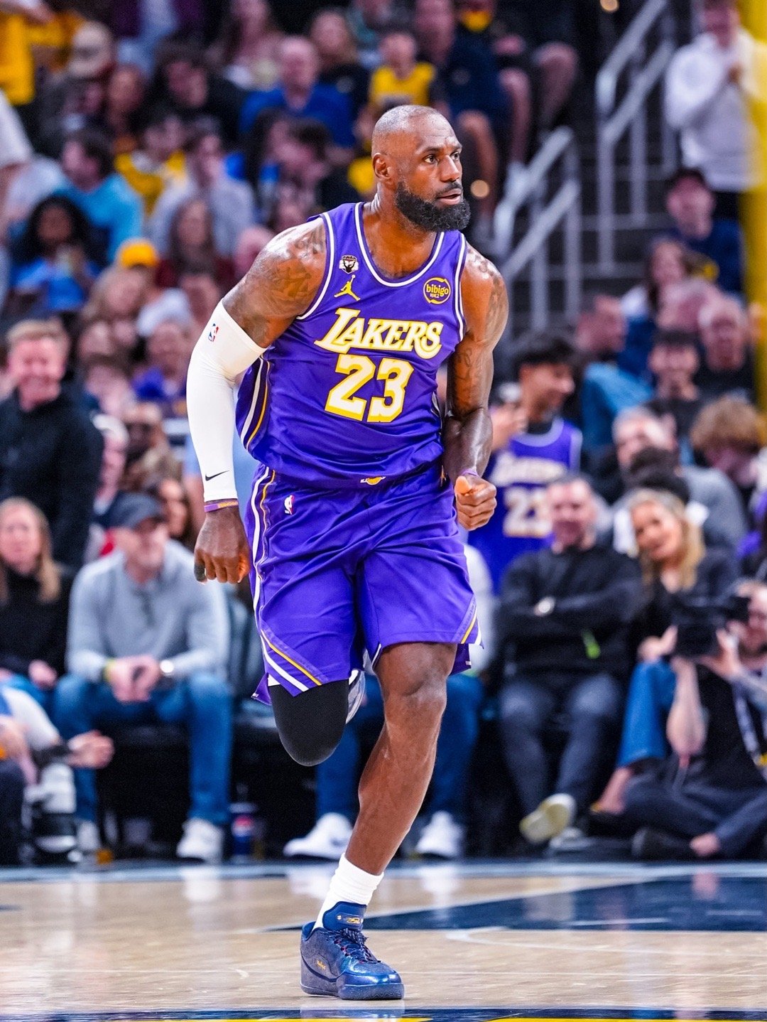 WNBA球星克拉克晒出了他在球场拍摄的詹姆斯：“詹皇👑…由我拍摄” 