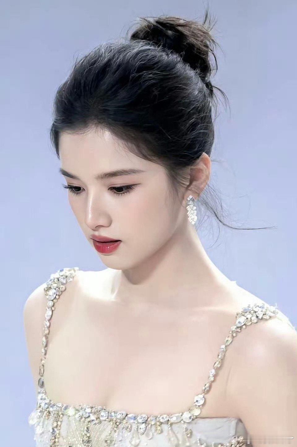 张婧仪本人有多漂亮一直就很漂亮啊 