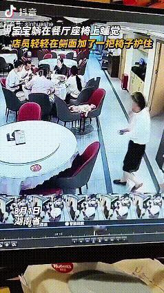 暖心！湖南，一男孩躺在两把椅子上睡觉，路过的店员看到，提前察觉到危险。她又搬来一