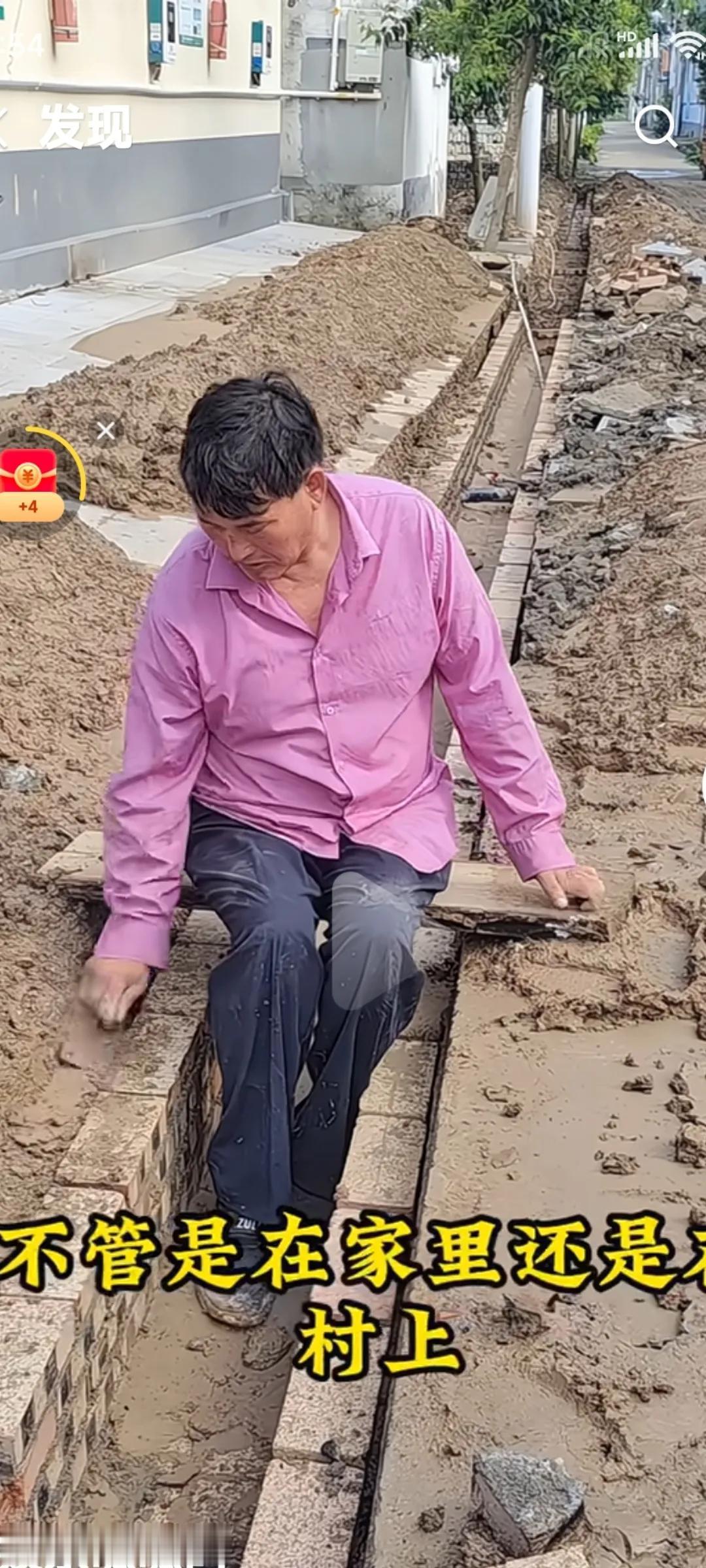 大衣哥朱之文如果没有演出，在家就闲不住。

为村里做公益事业，自己出钱又出力。