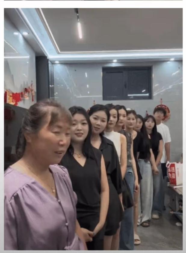 河南商丘一位农村大姐因为“8个女儿和1个儿子”笑得合不拢嘴，幸福快乐都写在她的脸