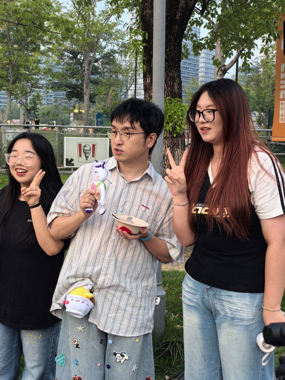 火树才是来集邮的吧火树这是要集齐所有有火红植物的城市？杭州的马路生活节太有意思了