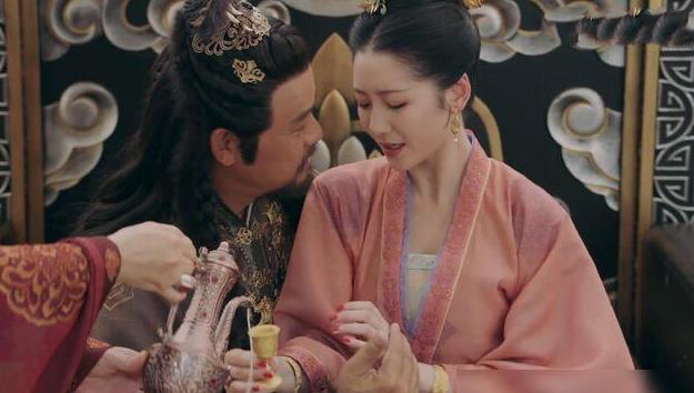 隋朝，14岁的义成公主被嫁给了65岁的老可汗，新婚之夜，老可汗丝毫不怜惜年幼的公