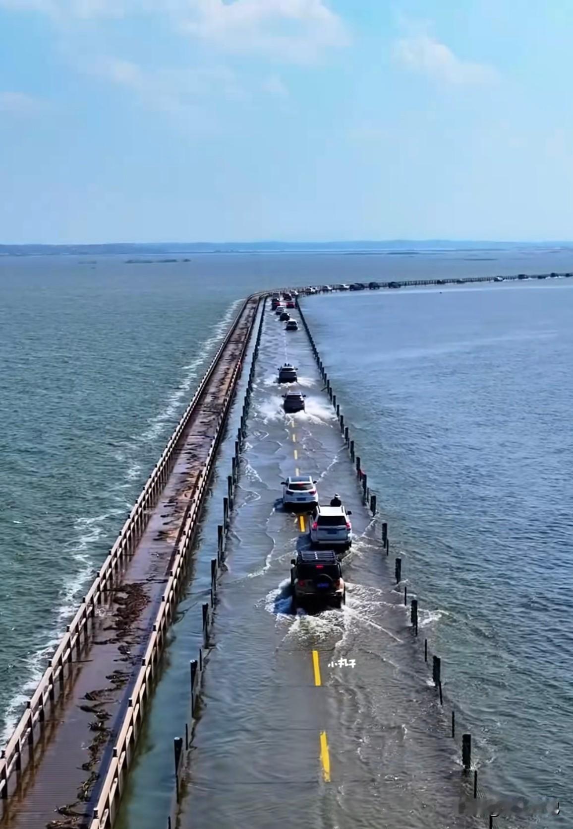 第一次见到这种公路真的被震撼到了，一边是无垠的海面，一边是延向天边的道路，当海水