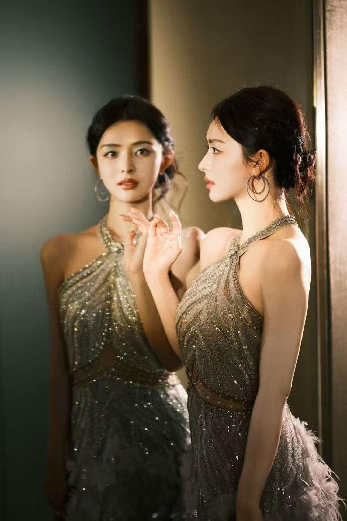 廖慧佳松弛 廖慧佳松弛感太惊艳！红毯上拖地长裙配拖鞋，方便奔跑超灵动。颁奖带小抄