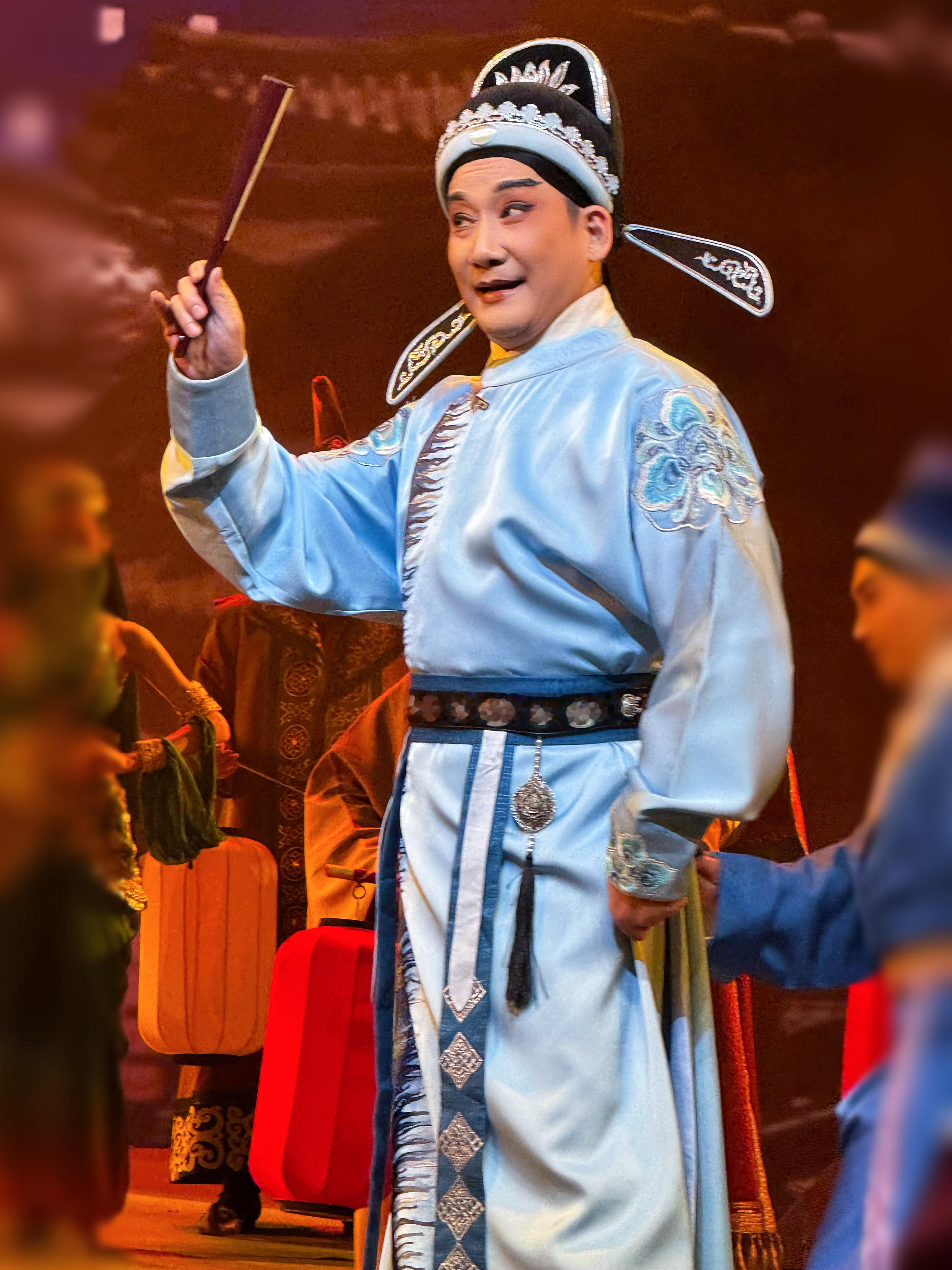 忽然想起《文成公主》像啥了，像戏曲界的老干体，还是“小kang奔向大kang门”