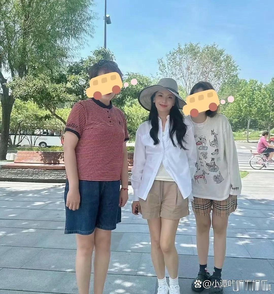 46岁刘涛被偶遇，身材标准不胖不瘦，和路人比美得出挑！ ​​​