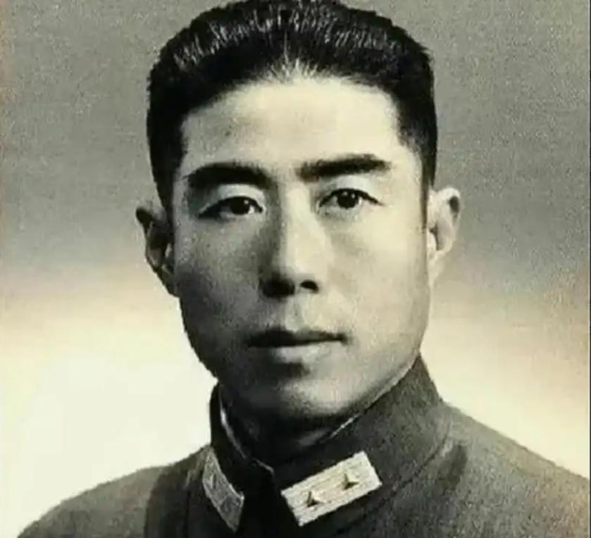 1944年，国军军官投敌后请日军吃席，突然进来一位伙计大喊：“清炖鸡来咯！”军官