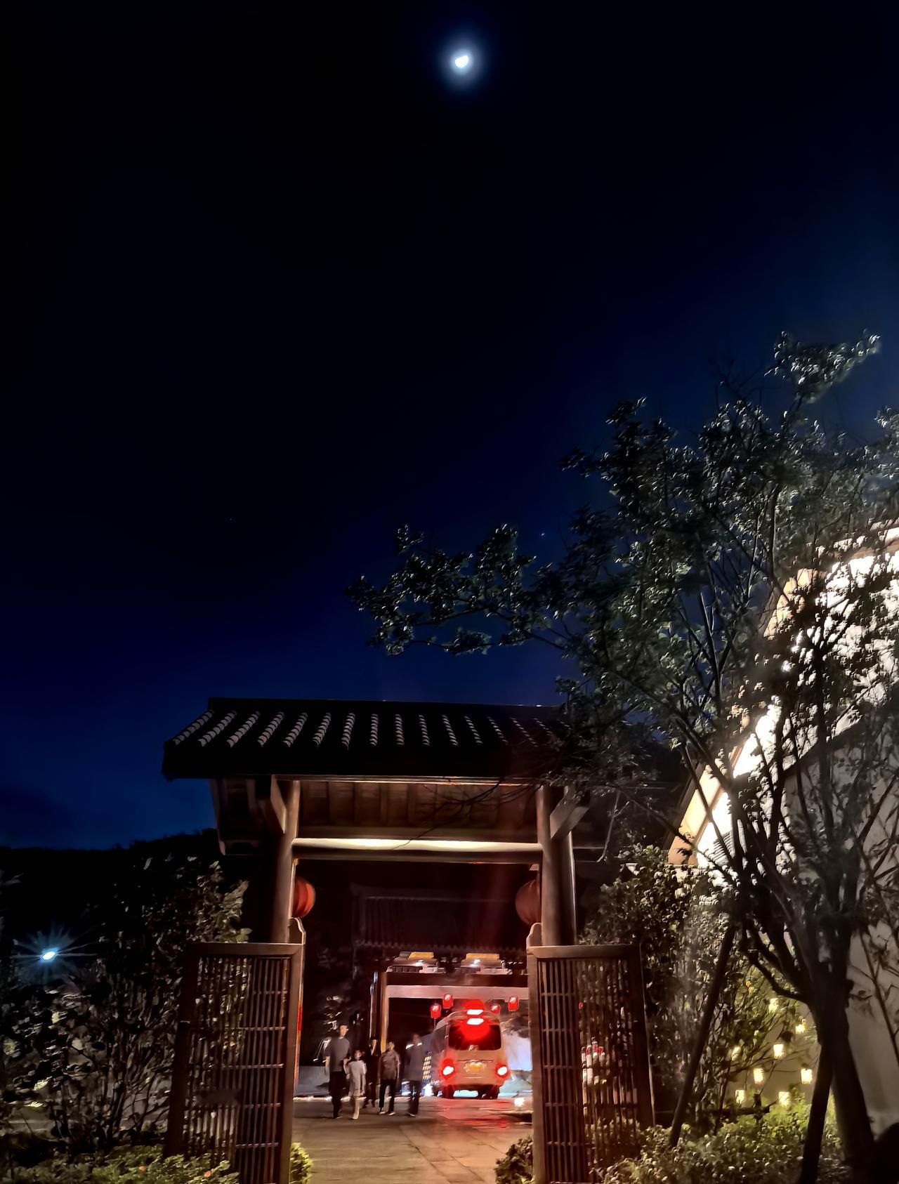 记得四十多年前，跟本校屠老师、工人文化宫的张老师合作一首《中秋思团圆》，至今还能