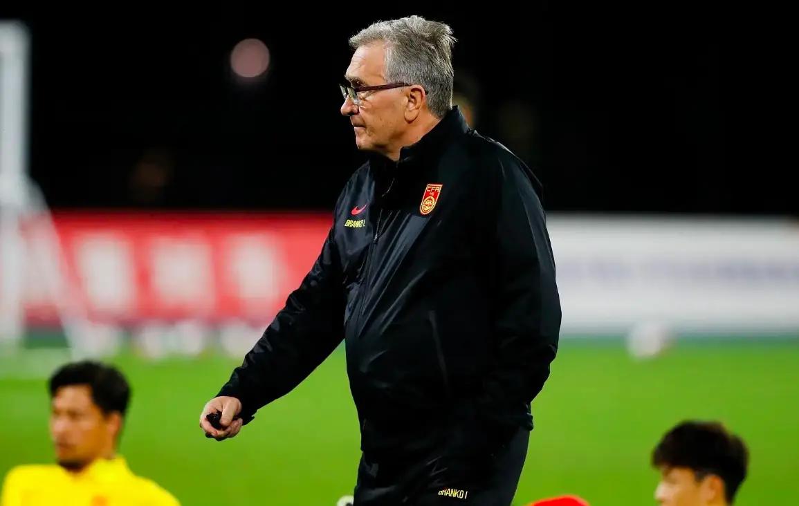 1比2负于沙特后，主教练伊万成了背锅侠，不仅场上球迷高喊“伊万下课”，赛后人民日