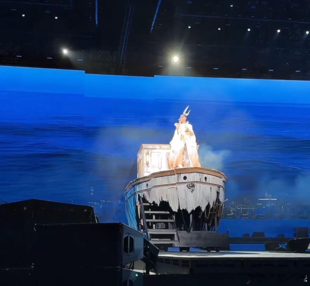 杨千嬅亲自提供第二视角演唱会杨千嬅开演前直播等堵车歌迷谁能不被杨千嬅的温柔狠狠打