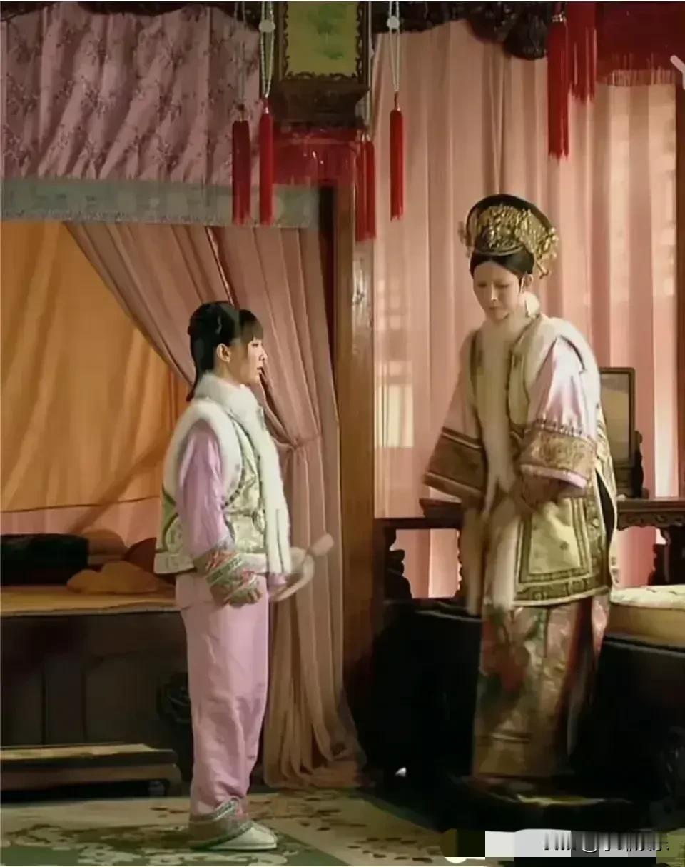 安陵容就像是一个袖珍美女，她在皇后面前的身高和皇后相差太大了！看完之后，才明白女