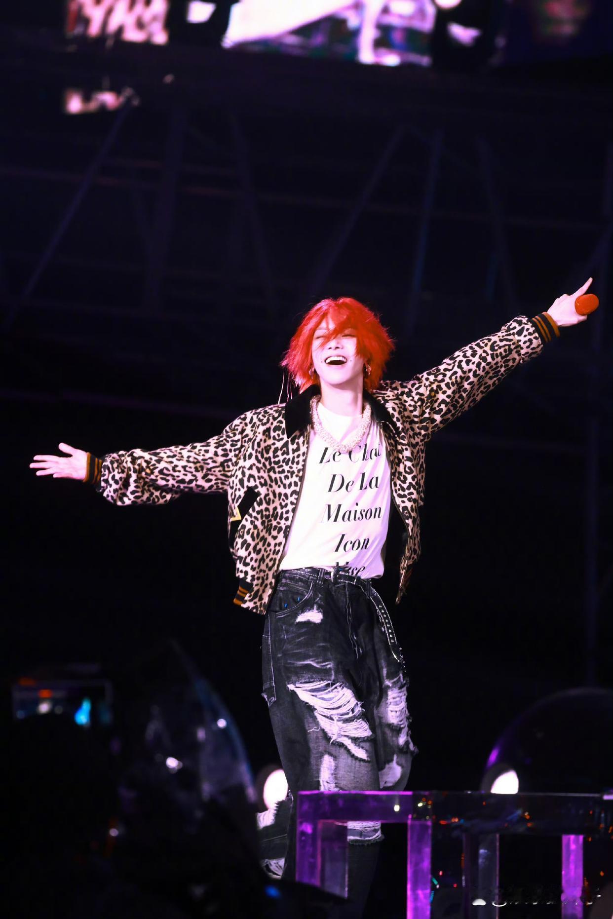 1.华晨宇好几首歌的歌词被网友扒出跟周杰伦的高度相似，被质疑明目张胆抄袭，要说前