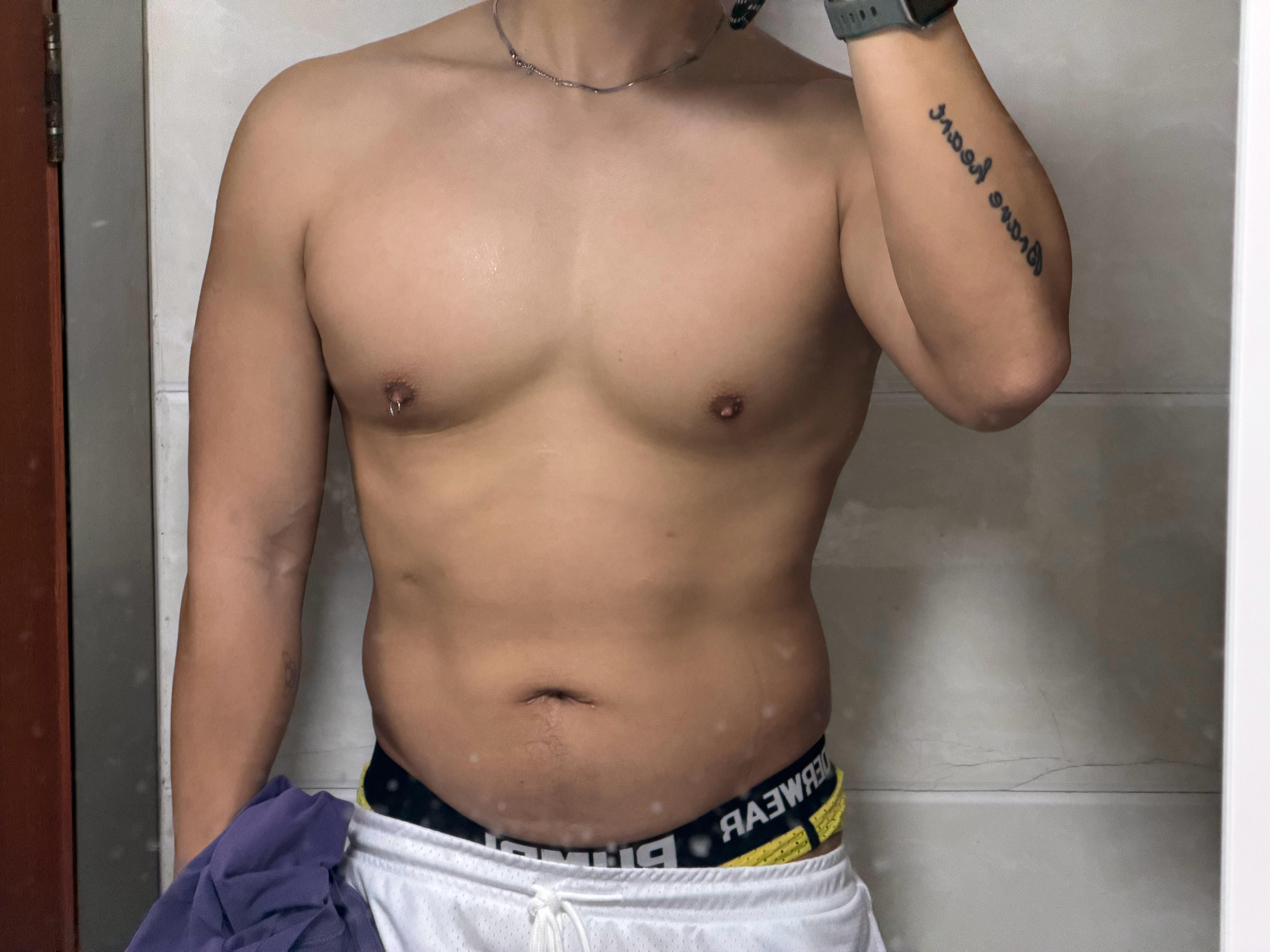 本来就有小肚子腰窝更显肚肚了 