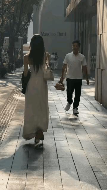 我以为妹子不会转身，没想到她还是没有战胜自己的好奇心