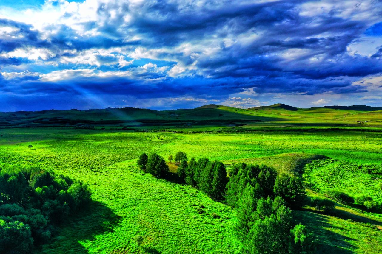 乌兰布统大草原
22°的坝上草原，才是打开暑假的正确方式
我在乌兰布统等着您
