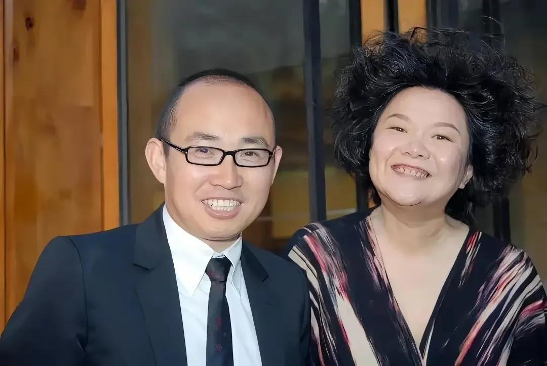 还是这一对夫妻牛叉，成功套现离场，到美丽国安度晚年！难怪中国首善曹德旺这样对他们