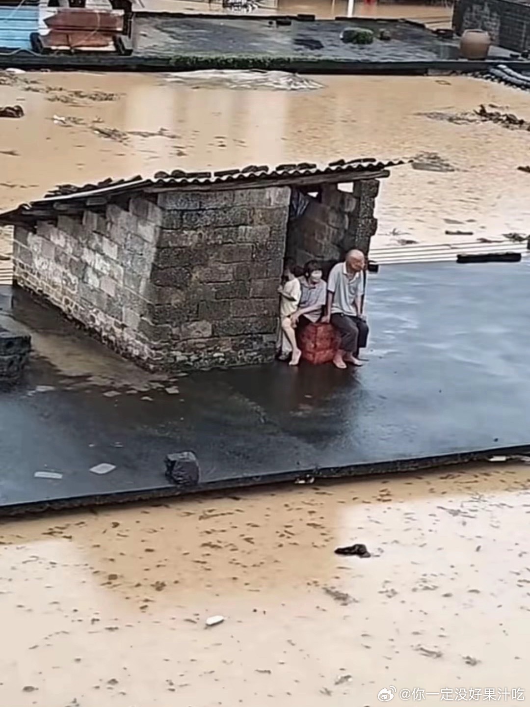 广西抗洪，大坝崩塌，海水倒灌，一定要平平安安视频里在水里游的人和被困人员获救了吗