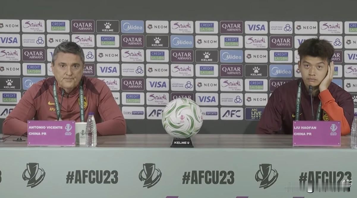在今天进行的U23亚洲杯，中国队与越南的赛前发布会上！中国队主帅携队员刘浩帆出现