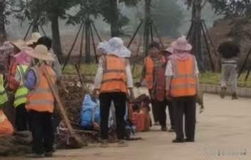 这个绿化老板真大手笔！
近3公里的路线，约180人沿途抢工期，下午4点半以后加班