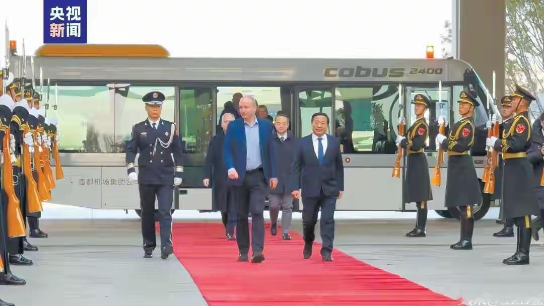 正在北京访问的爱尔兰总理马丁（1月5日）发文说：“参观北京故宫是一种独特的荣幸。