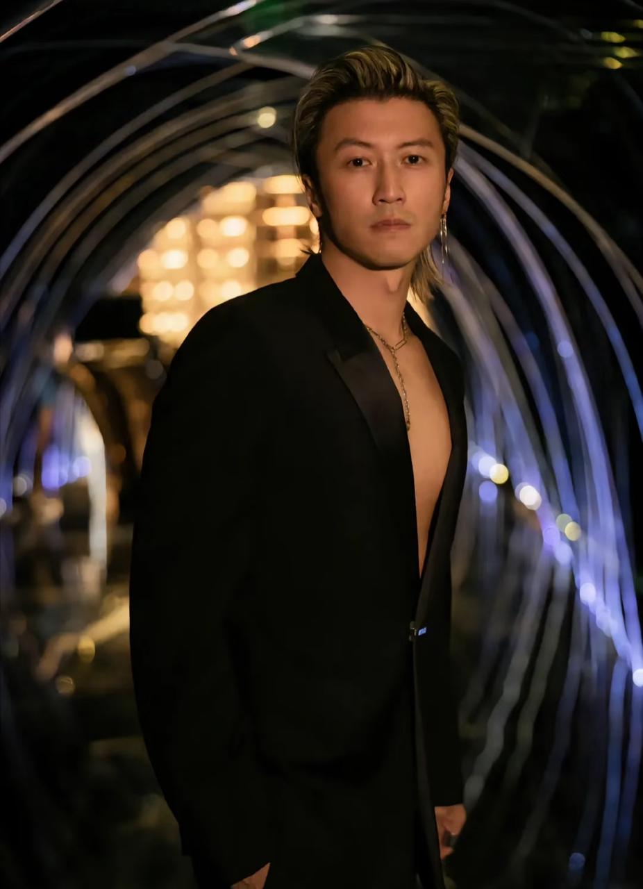 谢霆锋被粉丝调戏到红温 谁懂谢霆锋在《镖人》里的含金量啊！电影里谛听的打戏干净利