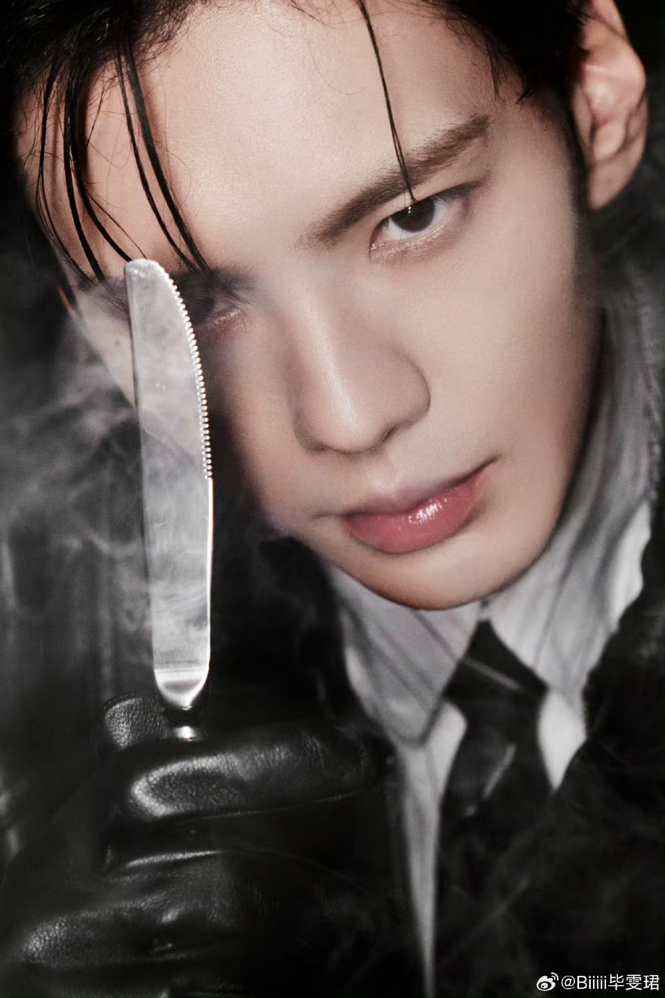 无予伦毕  💛无予伦毕 毕雯珺这组大片太绝了✨冷调光影里，湿发造型自带破碎感与