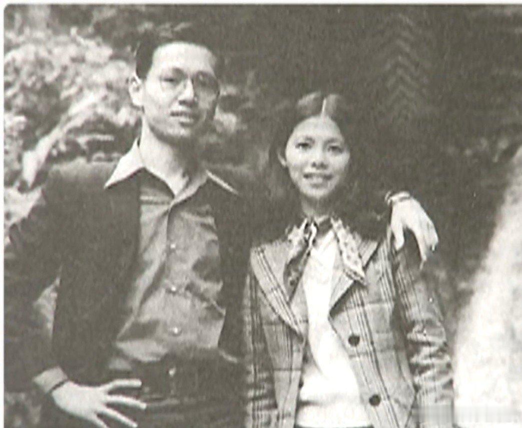 Selina跟任家萱的爸爸妈妈年轻时候的照片，妹妹任家萱跟妈妈一模一样！！！se