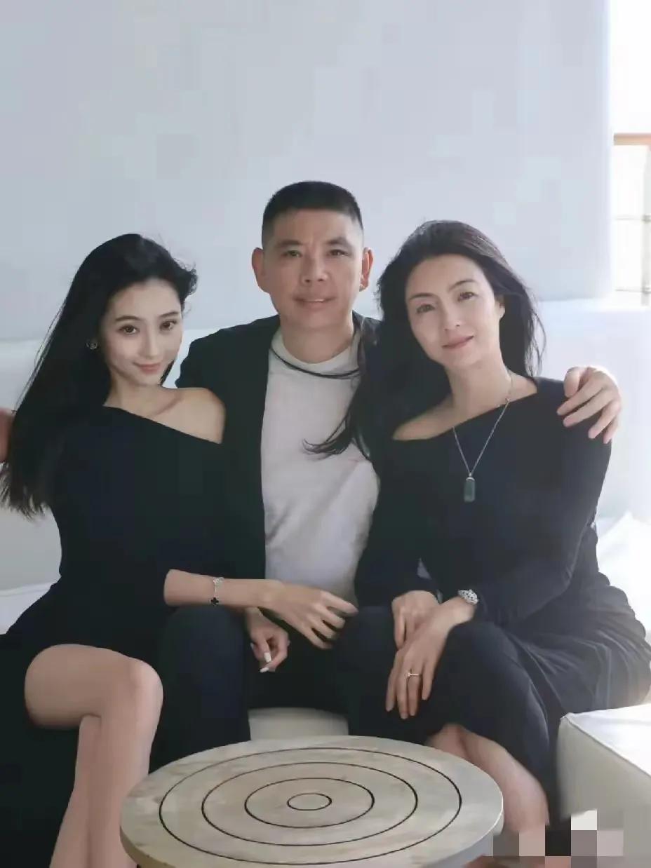 女儿和妈妈分不清一家三口的温馨合影。
老公在C位，妈妈和女儿在两边，像“姐妹花”