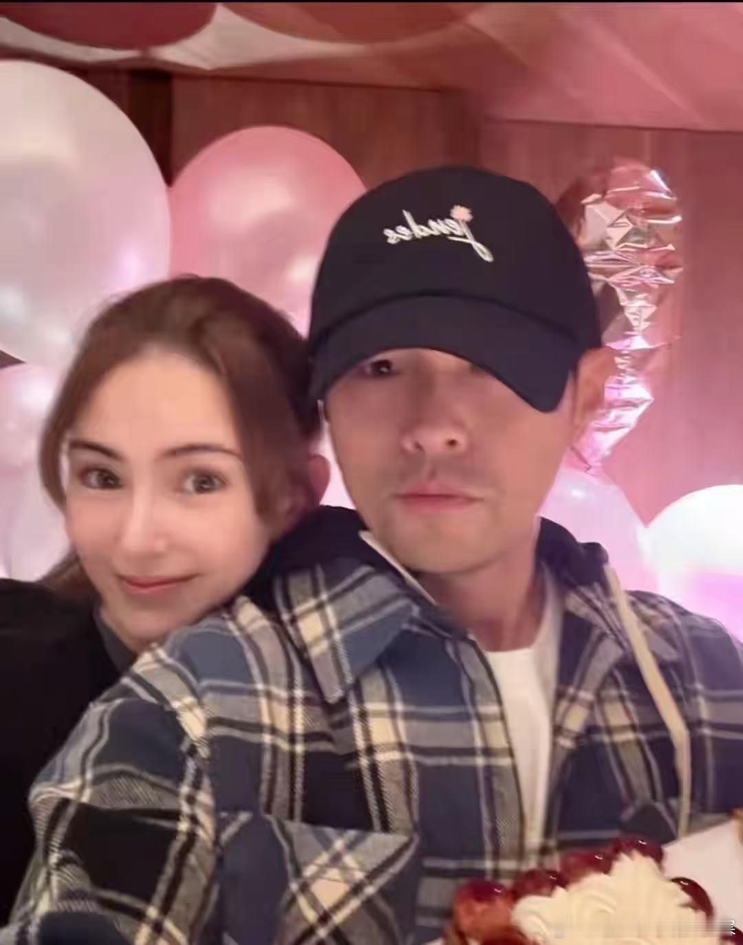 疑似昆凌怀孕 网友疑似昆凌怀孕，肚子隆起孕相明显，如果怀孕了那也是好事呀 恭喜姐