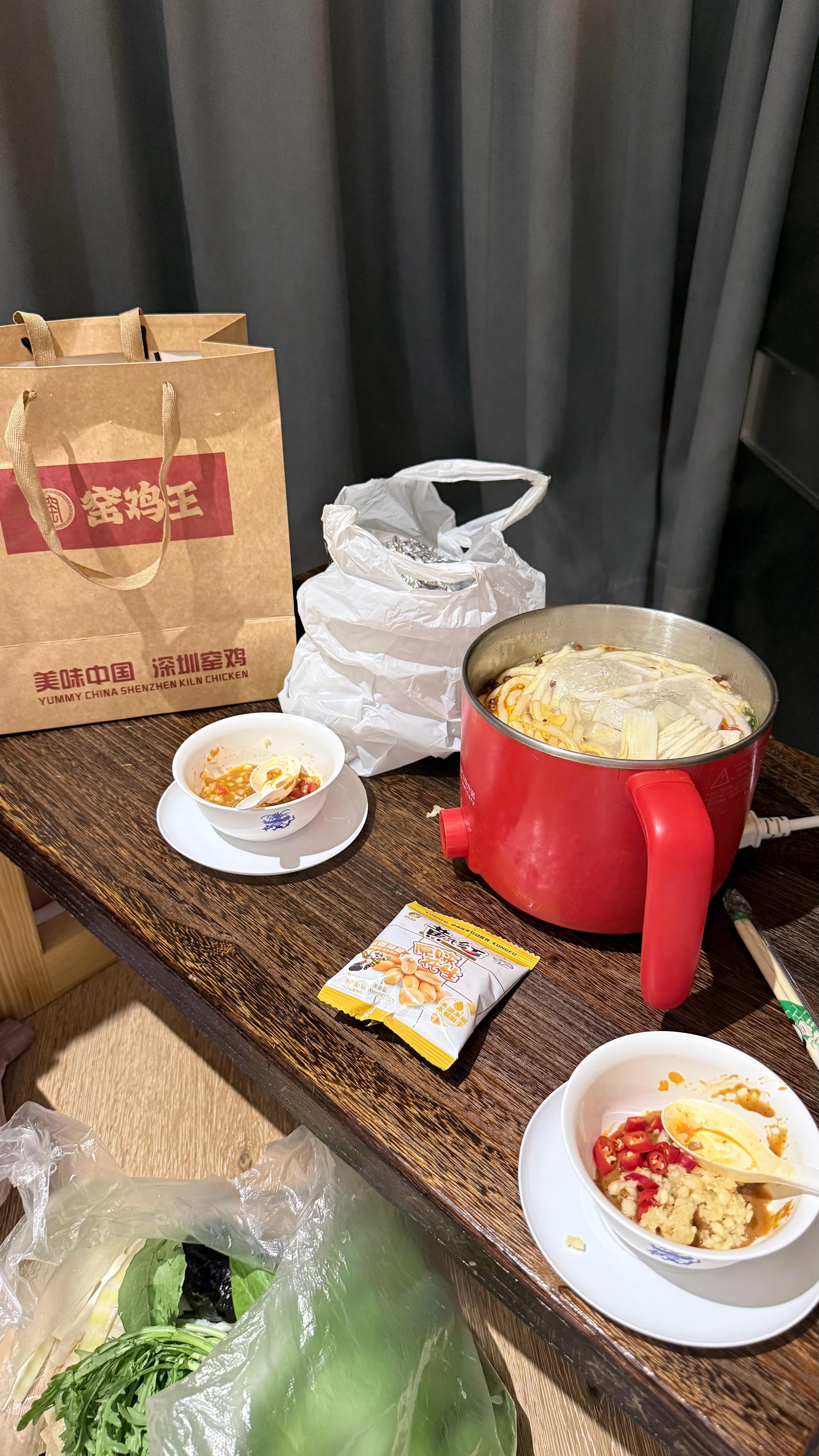 您好：是您订的火锅到酒店服务吗北京