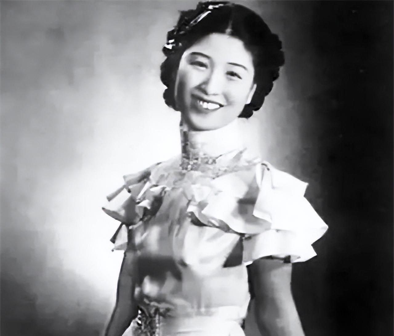 1942年春，青帮头目吴四宝被日本人毒死，他的老婆佘爱珍哭得死去活来。早就垂涎佘