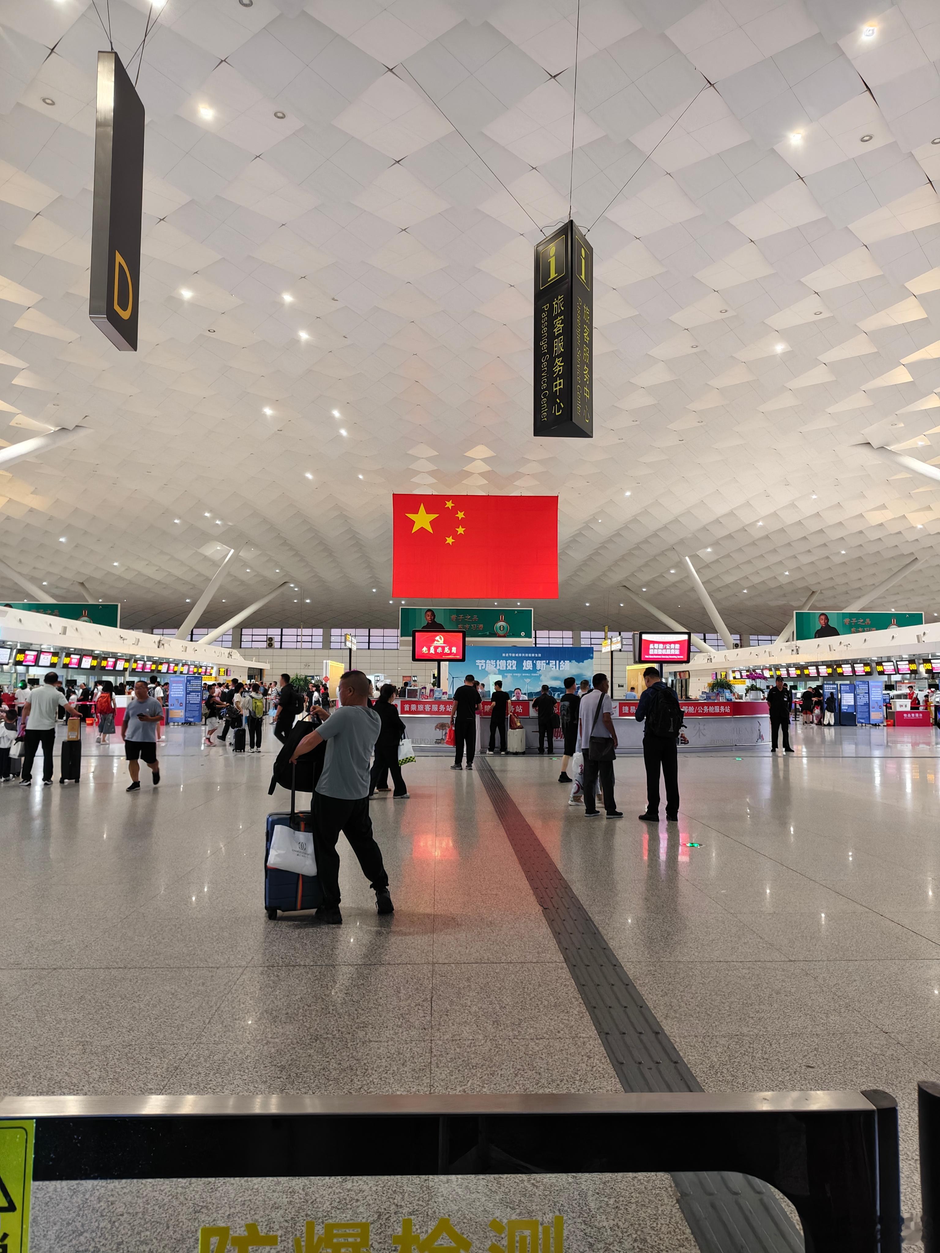 来机场了，一进来就是广播，禁止携带罗马仕、安克召回批次的充电宝乘坐航班。刚才打车