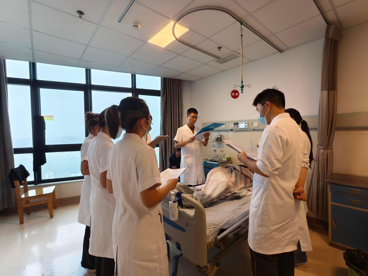 #女子突然长胡须一查肾上长个肿瘤#【四川26岁女子突然长胡须，体内查出肿瘤，确诊