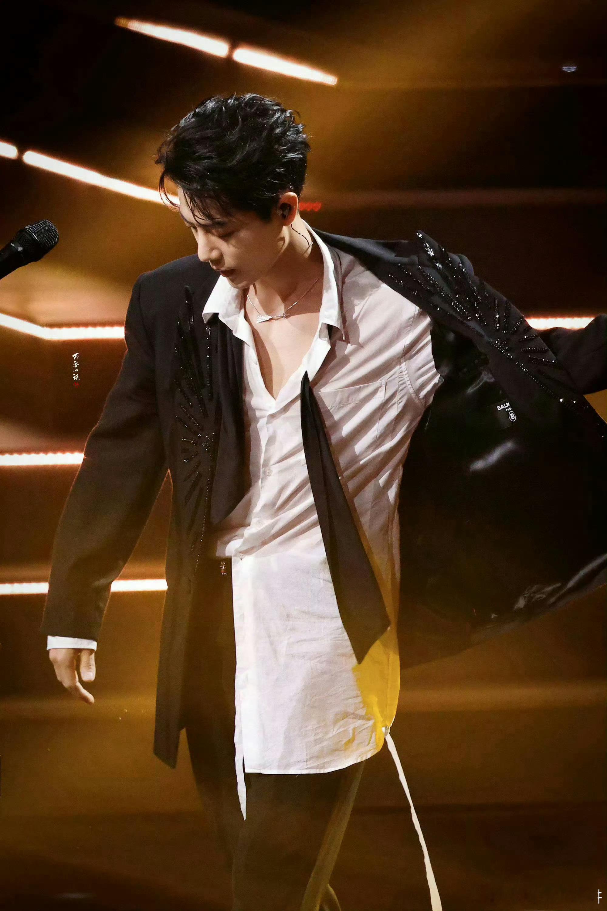 素人闯圈的天花板级别！放弃稳定工作逐梦，一路逆袭成为断层顶流，两部爆剧口碑炸裂，